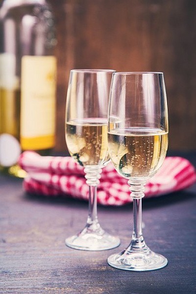 RITUEL PUISSANT POUR LUTTER CONTRE L’ALCOOLISME OU LE TABAC  Il est extrêmement difficile de se débarrasser du tabac et d’alcool. D’une part, il existe une accoutumance aux produits en tant que tel, et, de l’autre, souvent pire, une habitude au geste de fumer. Ces deux actions conjuguées rendent la démarche d’arrêter le tabac et d’alcool parfois impossible, car nous ne parvenons à ne maitriser qu’un seul de ces aspects.  L’alcool peut être un antidépresseur puissant. On peut prendre, hélas, l’habitude de boire un verre, le soir, pour se détendre. Puis vient le verre que l’on prend à midi, pour se donner du cœur à l’ouvrage… Puis l’engrenage peut s’établir et l’on peut ressentir le besoin ou l’envie de boire un verre sous n’importe quel prétexte, afin d’oublier tout souci ou tout simplement d’avoir l’impression de vivre plus intensément sa vie. Les problèmes apparaissent alors : l’entourage s’en aperçoit, on se sent seul et mal dans sa peau et tout autre plaisir devient difficile à vivre.  Ce Rituel vous permettra de vous débarrasser définitivement de l’alcool, de cette habitude néfaste en agissant sur votre vision du Monde et des plaisirs, sur votre manière d’apprécier l’Existence. Boire vous paraitra une solution dérisoire à vos problèmes que vous parviendrez à résoudre de manière différente, et avec un sentiment plus valorisant de vous-même.  Alors je suis bien là pour vous aider quelque soit votre problème en 24h/24h et 7jours/7.  Contact:  TÉLÉPHONE : 00229 51 00 76 51  WHATSAPP: 00229 51 00 76 51  ADRESSE EMAIL: professeur.awogbo@gmail.com